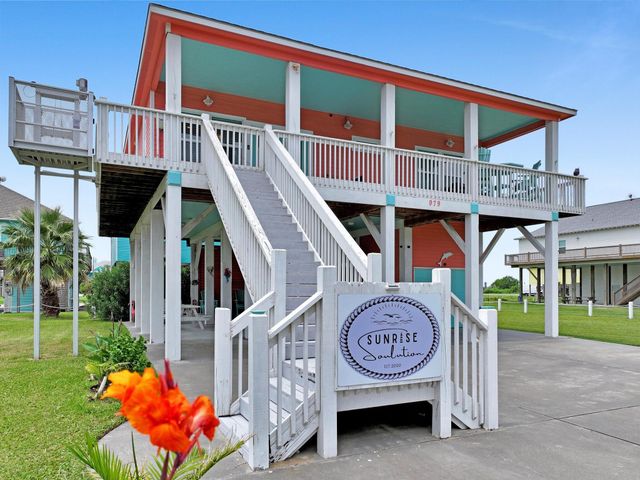 979 Palmridge Drive, Crystal Beach, TX 77650