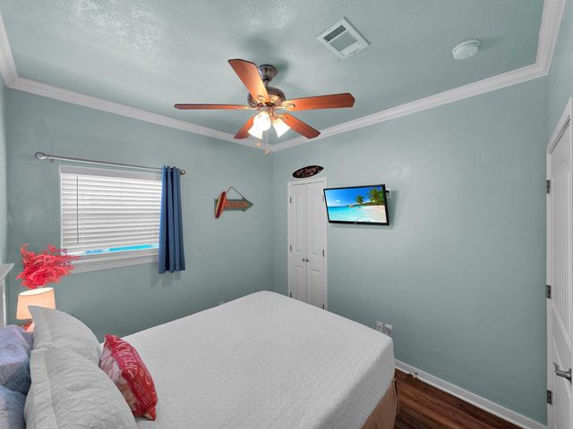 979 Palmridge Drive, Crystal Beach, TX 77650