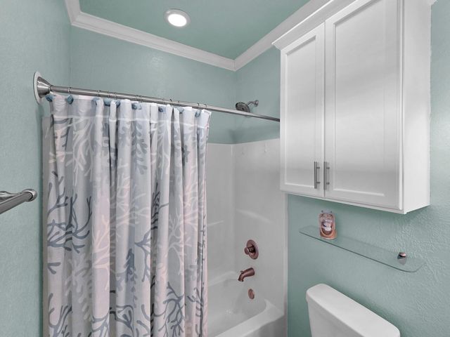 979 Palmridge Drive, Crystal Beach, TX 77650