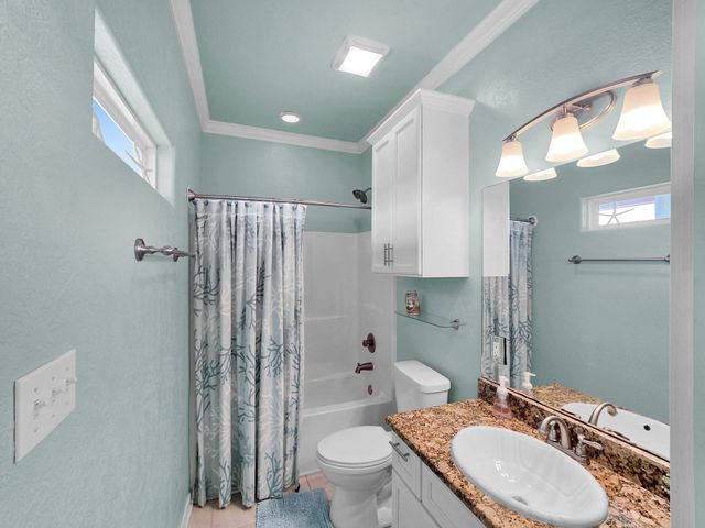 979 Palmridge Drive, Crystal Beach, TX 77650