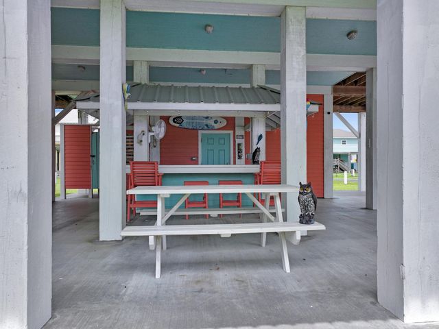 979 Palmridge Drive, Crystal Beach, TX 77650