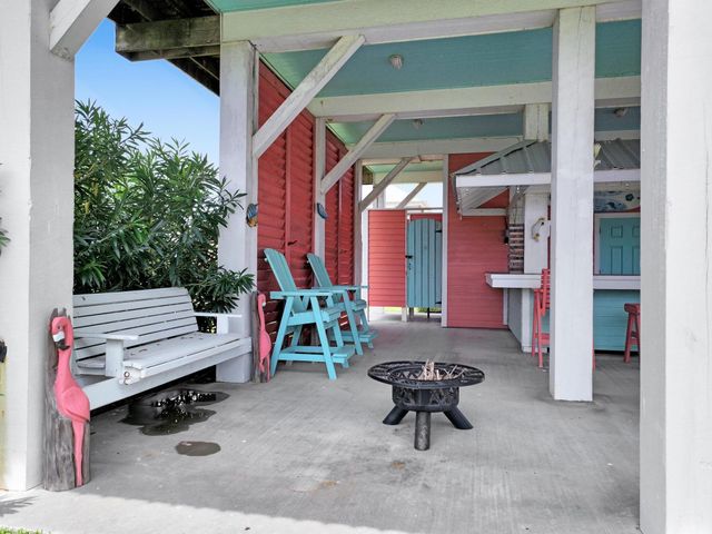 979 Palmridge Drive, Crystal Beach, TX 77650