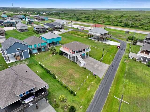 979 Palmridge Drive, Crystal Beach, TX 77650