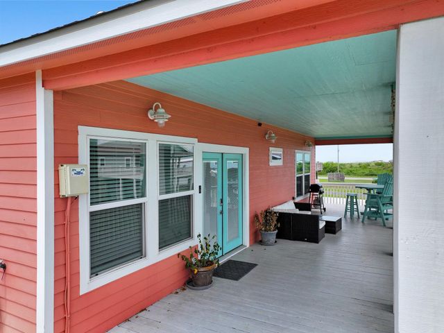 979 Palmridge Drive, Crystal Beach, TX 77650