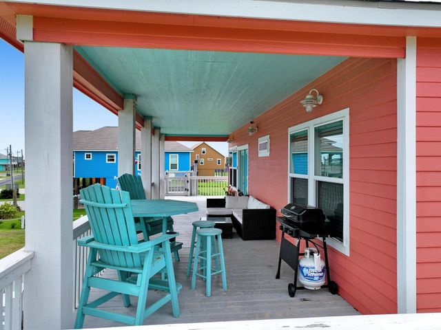 979 Palmridge Drive, Crystal Beach, TX 77650