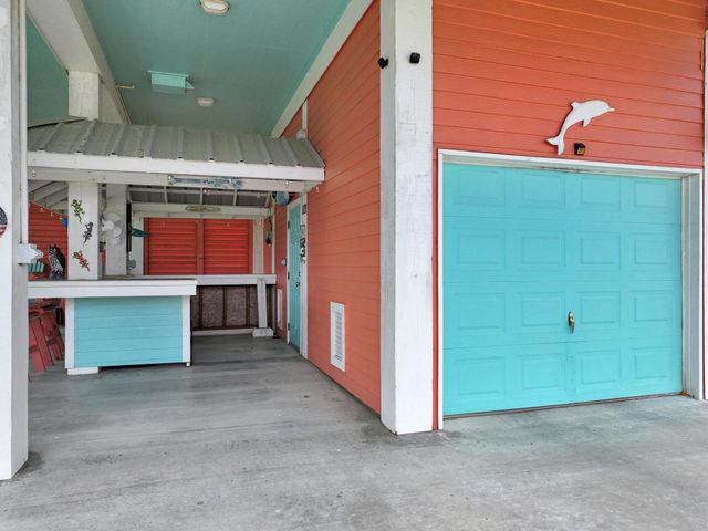 979 Palmridge Drive, Crystal Beach, TX 77650