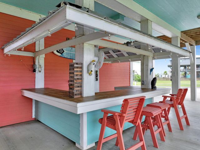 979 Palmridge Drive, Crystal Beach, TX 77650