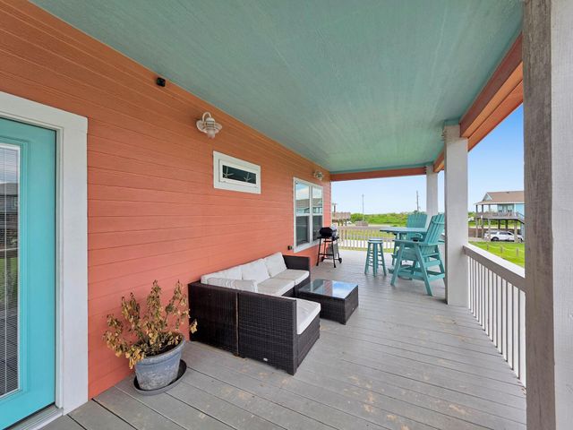979 Palmridge Drive, Crystal Beach, TX 77650