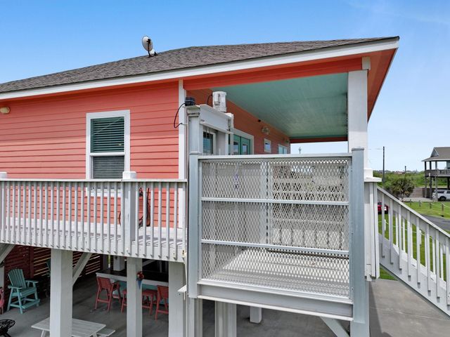 979 Palmridge Drive, Crystal Beach, TX 77650