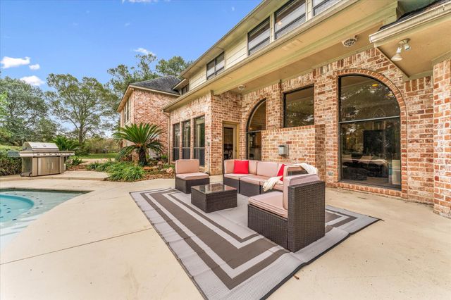 1019 Towering Oaks Street, Magnolia, TX 77355