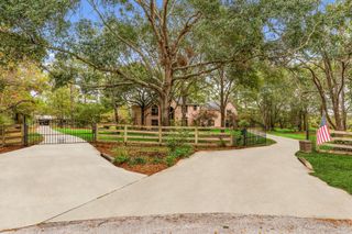 1019 Towering Oaks Street, Magnolia, TX 77355