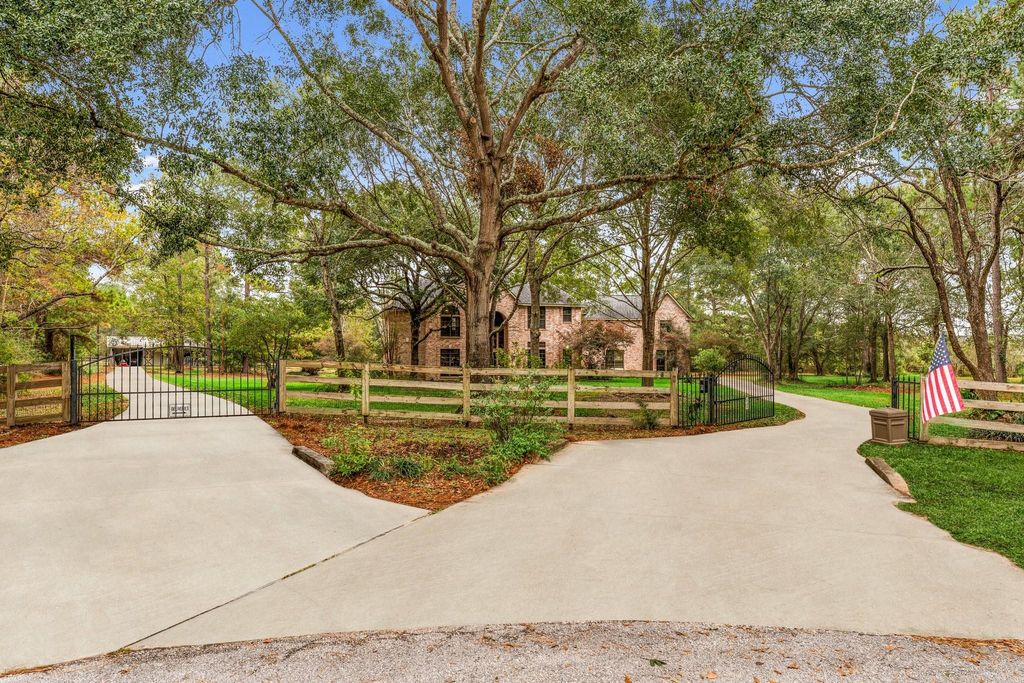 1019 Towering Oaks Street, Magnolia, TX 77355