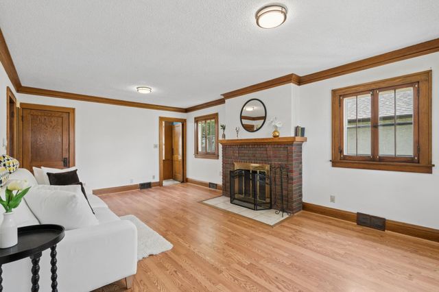950 Hawthorne Avenue E, Saint Paul, MN 55106