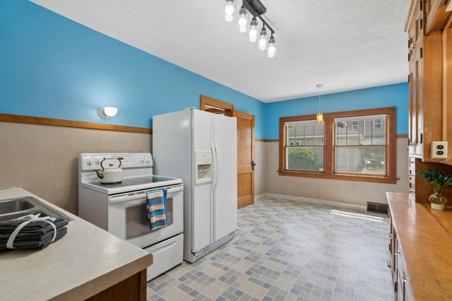 950 Hawthorne Avenue E, Saint Paul, MN 55106