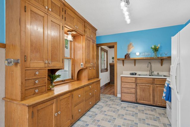 950 Hawthorne Avenue E, Saint Paul, MN 55106