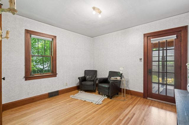 950 Hawthorne Avenue E, Saint Paul, MN 55106