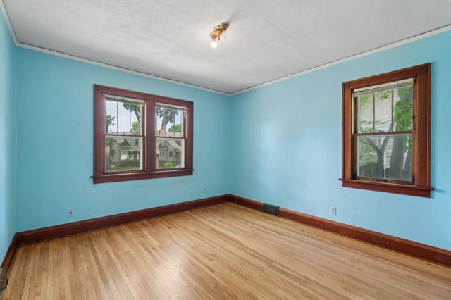 950 Hawthorne Avenue E, Saint Paul, MN 55106
