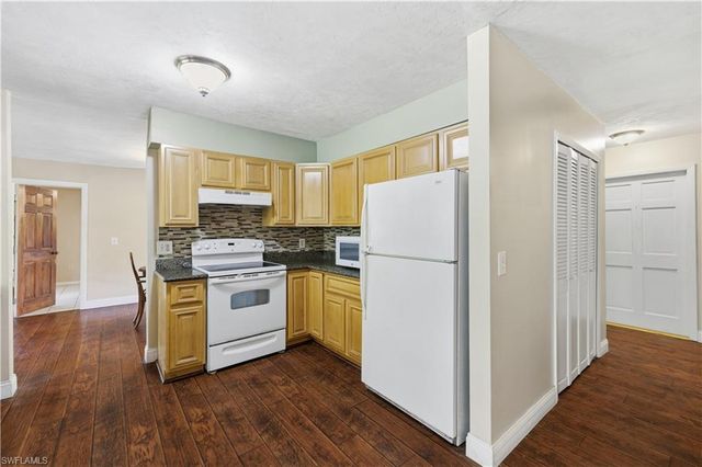 5681 Bur Oaks LN, Naples, FL 34119