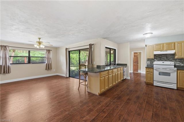 5681 Bur Oaks LN, Naples, FL 34119