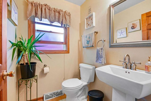 N172W20516 Hazelwood LANE, Jackson, WI 53037