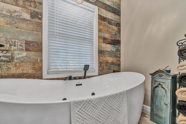 201 Spyglass LN, Huddleston, VA 24104