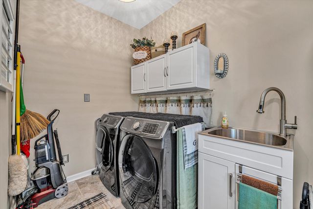 201 Spyglass LN, Huddleston, VA 24104