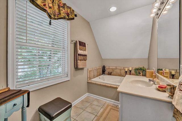 201 Spyglass LN, Huddleston, VA 24104