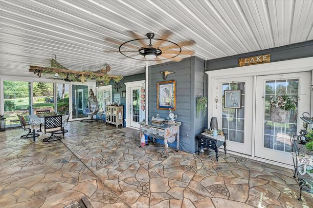 201 Spyglass LN, Huddleston, VA 24104