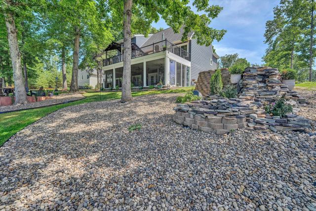 201 Spyglass LN, Huddleston, VA 24104
