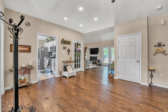 201 Spyglass LN, Huddleston, VA 24104
