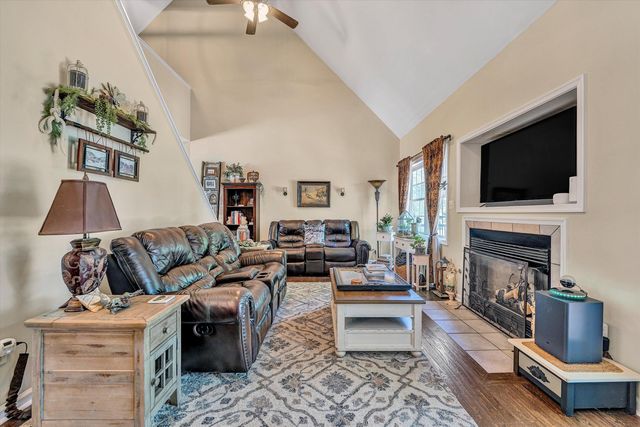 201 Spyglass LN, Huddleston, VA 24104