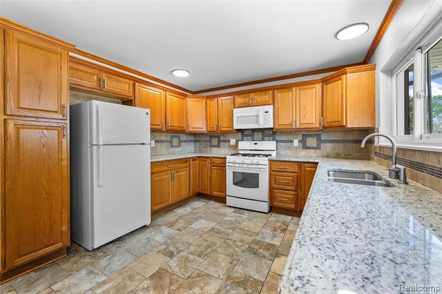 2268 Serra Drive, Sterling Heights, MI 48310