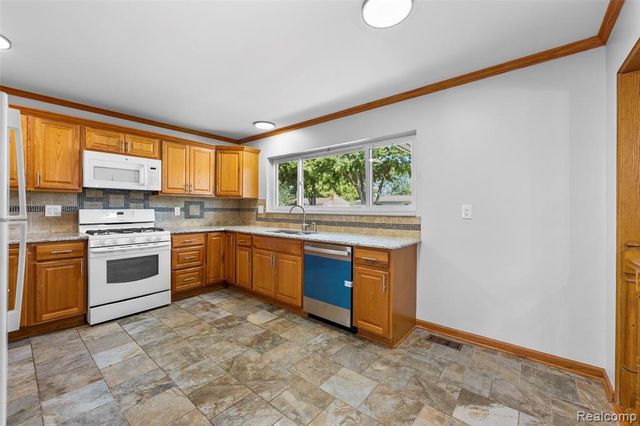 2268 Serra Drive, Sterling Heights, MI 48310