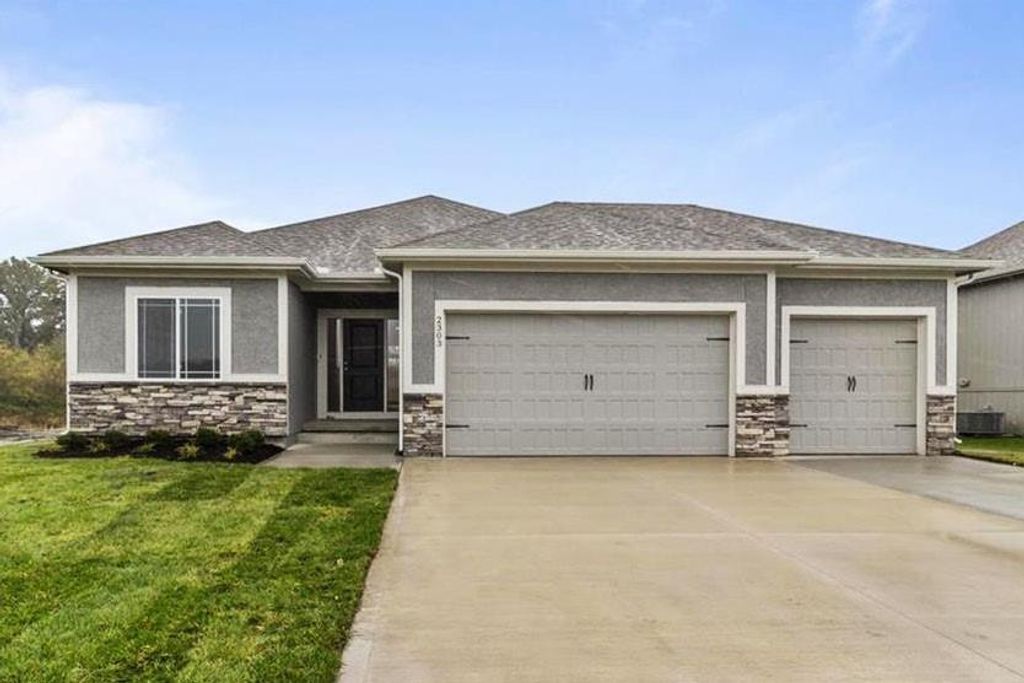 27601 E 128th Court, Lee's Summit, MO 64086