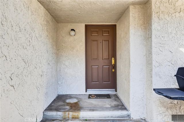 18360 Collins Street E, Tarzana, CA 91356