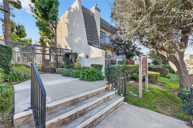 18360 Collins Street E, Tarzana, CA 91356