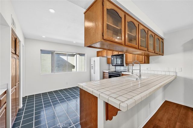 18360 Collins Street E, Tarzana, CA 91356