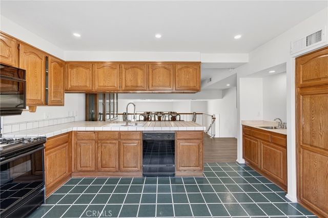 18360 Collins Street E, Tarzana, CA 91356