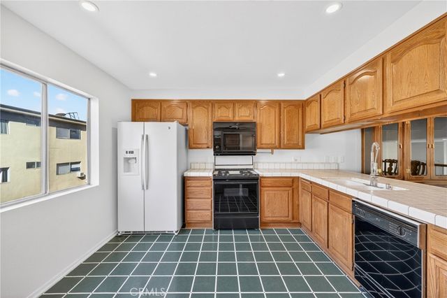 18360 Collins Street E, Tarzana, CA 91356