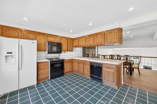 18360 Collins Street E, Tarzana, CA 91356