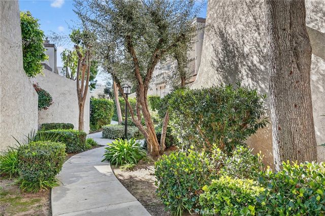 18360 Collins Street E, Tarzana, CA 91356