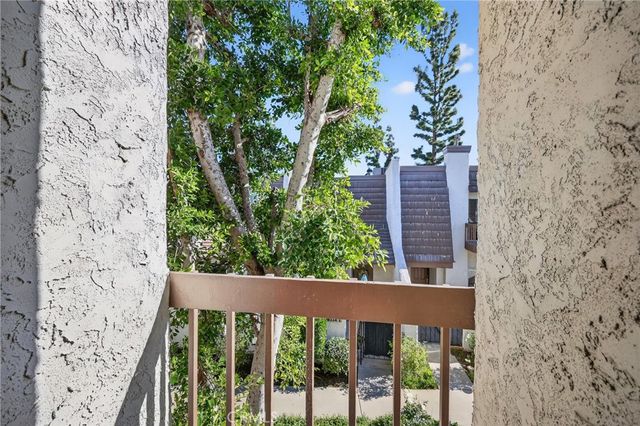 18360 Collins Street E, Tarzana, CA 91356