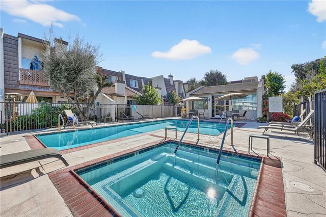 18360 Collins Street E, Tarzana, CA 91356