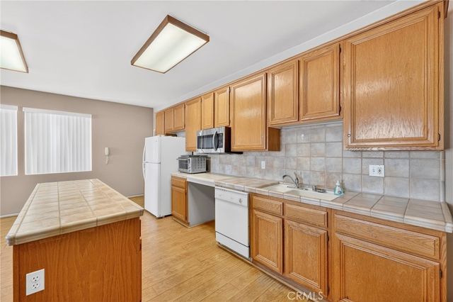 18360 Collins Street E, Tarzana, CA 91356