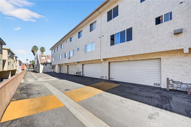 18360 Collins Street E, Tarzana, CA 91356