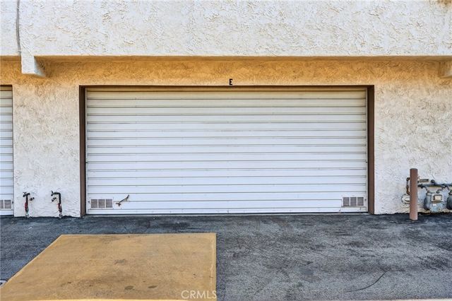 18360 Collins Street E, Tarzana, CA 91356