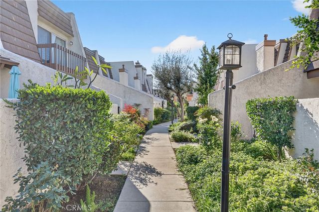 18360 Collins Street E, Tarzana, CA 91356