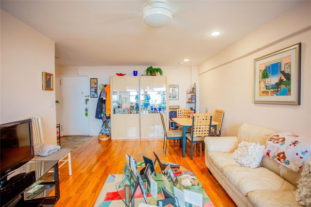 333 E Broadway 4G, Long Beach, NY 11561