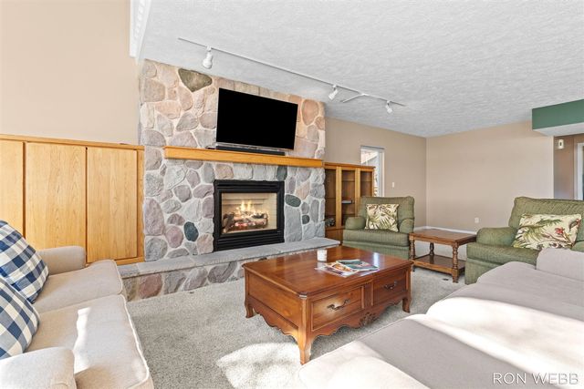 2087 Richardson Avenue, Holland, MI 49424