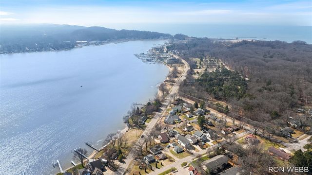 2087 Richardson Avenue, Holland, MI 49424